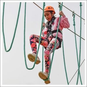present till 14-åring - Äventyrsbana där man får klättra, åka zipline osv 5-20 meter upp i luften.  