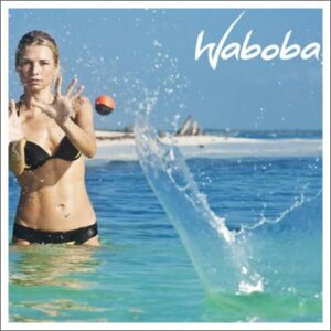 Woboba bollen kanske ser helt vanlig ut, men det är den inte. Det som skiljer den här bollen i jämförelse med en vanlig är att en Woboba boll studsar på vattenytan.  
