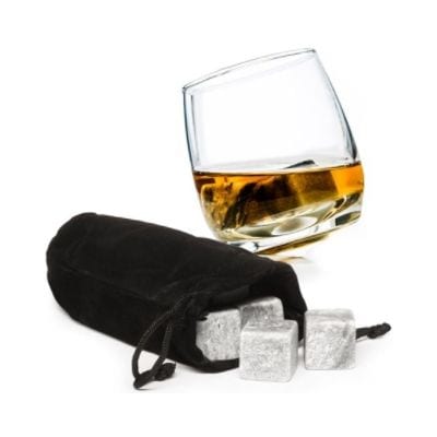 Om man trots allt vill kyla sin whisky men utan att späda den kan whiskystenar vara en bra present. 