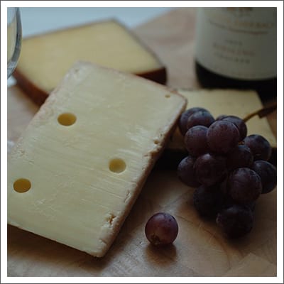 En ost och vinprovning är något som de flesta vuxna blir glada för att få i julklapp. 