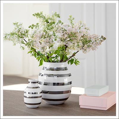 Omaggios vackra vaser passar lika bra med blommor som utan dem. 