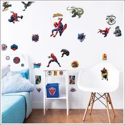 Spiderman är också populärt tema för barnrummet. Väggdekorationer är en fin julklapp att ge en 5-åring.