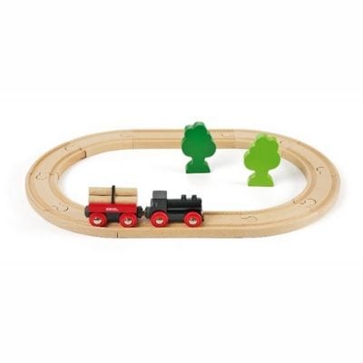 2-åringar tycker om att leka med en träjärnväg och köra runt med sitt tåg.  