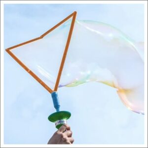 Ett såpbubbelsvärd  är något som en 7-årig kille önskar sig. Tänk att kunna blåsa gigantiska bubblor! Det är riktigt kul! 