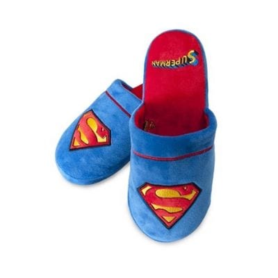 Supermantofflor är en kul present. Ett paket med flera supermangrejer är en rolig present till pojkvännen. 
