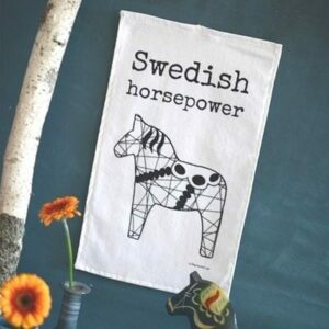 Handduk med dalahäst på en svensk present