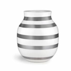 Omaggio vaser är väldigt diskreta presenter att ge bort. Det finns både med vita svarta och silverränder.