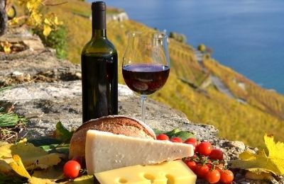 ost och vin i 50-års present till en kvinna