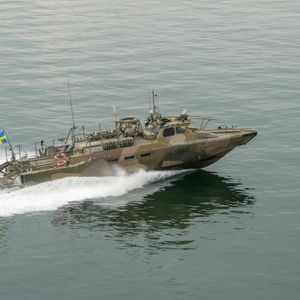 Åka militär stridsbåt