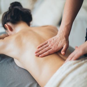 Att få en massage kan vara en extra lyxig present till 17-åringen. Det är något som hon eller han förmodligen inte har råd att kosta på sig själv. Det är skönt att bara slappna av och njuta när man får sina muskler ordentligt knådade. 