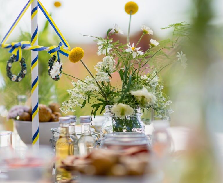 Midsommar: Traditioner, mat och firande – en komplett guide