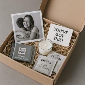 Innehåll i en betydelsefull presentlåda med te, doftljus och uppmuntrande kort.