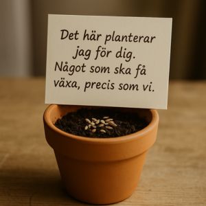En liten kruka med jord och fröpåse, med ett handskrivet kort bredvid.