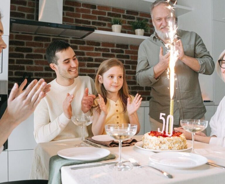 Fira födelsedag med barn och barnbarn