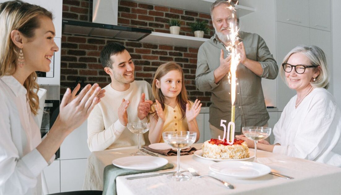 Fira födelsedag med barn och barnbarn