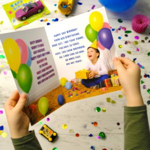 Söta och lekfulla födelsedagshälsningar för barn med ballonger och leksaker