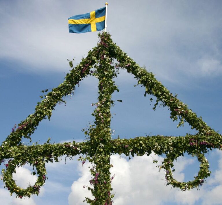 Sommarskoj med tipspromenad midsommar: Roliga frågor för hela familjen!