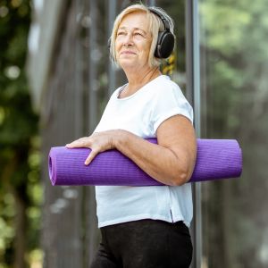 Träningspaket med yogamatta och massagerulle – en perfekt gåva för hälsomedvetna kvinnor.