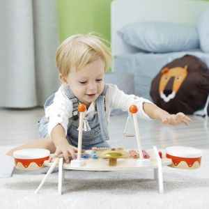 Trummor i miniformat – ett roligt trumset i barnstorlek som låter barnet utveckla sitt rytmsinne och musikaliska intresse.