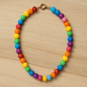 DIY-smycken, inklusive färgglada pärlhalsband och armband.