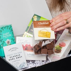 En vacker presentkorg fylld med delikatesser som är perfekt som gåva.