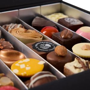 En vackert inslagen gåva med te och choklad – perfekt present till en livsnjutare